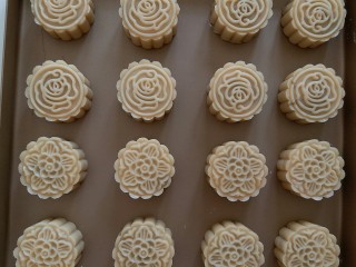 19、广式莲蓉月饼,轻轻的把月饼胚从模具里推在烤盘里。烤箱提前180度预热