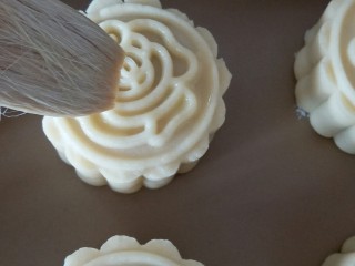 21、广式莲蓉月饼,月饼在烤箱烤8分钟,定型后取出来刷蛋黄水