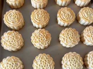 22、广式莲蓉月饼,刷完蛋黄水的月饼再送进烤箱烤15分钟出炉