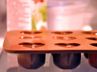 9、心型调温巧克力,将模具放入冰箱冷藏一小时，待巧克力凝固好了，脱模即可。