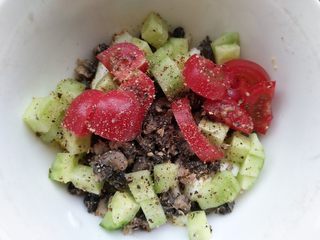 5、螺丝盏,黄瓜切丁，西红柿切片，加到田螺肉里，放黑胡椒拌匀