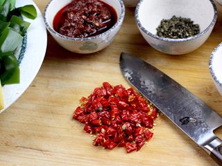 3、水煮肉片,干辣椒切段