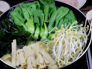 8、水煮肉片,蔬菜过水烫两分钟