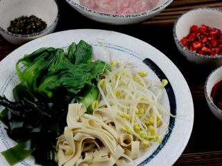 9、水煮肉片,盛入盘中备用