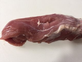 1、香酥滑嫩的小酥肉,准备里脊肉一份，去掉筋膜，里脊肉做出来口感最嫩，喜欢肥肉的可以用五花肉