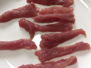 2、香酥滑嫩的小酥肉,里脊肉切4mm左右的小条状