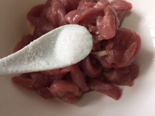 3、香酥滑嫩的小酥肉,加入适量的盐
