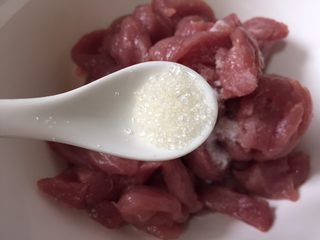 4、香酥滑嫩的小酥肉,加入少量的糖