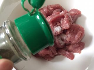 5、香酥滑嫩的小酥肉,加入黑胡椒粉