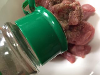 6、香酥滑嫩的小酥肉,加入花椒粉，可以稍许多一点