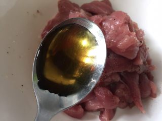 7、香酥滑嫩的小酥肉,加入一勺料酒