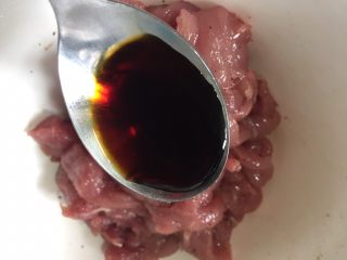 8、香酥滑嫩的小酥肉,加入一勺生抽