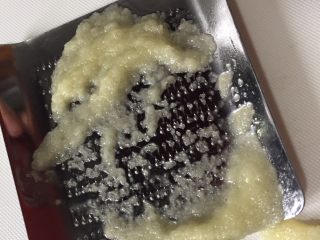 9、香酥滑嫩的小酥肉,研磨一瓣蒜粒放入肉中，不要太多影响口感