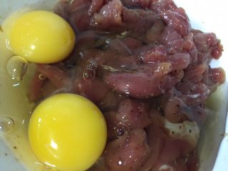 11、香酥滑嫩的小酥肉,直接打入两个鸡蛋