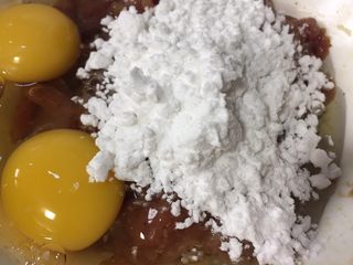 12、香酥滑嫩的小酥肉,加入适量的红薯淀粉