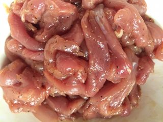 10、香酥滑嫩的小酥肉,把肉抓均腌制30分钟