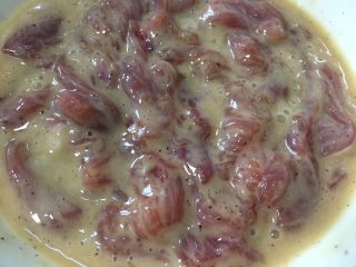 13、香酥滑嫩的小酥肉,搅拌均匀静置10分钟，只要把肉片夹起面糊不滴就可以了，这里可以适当增加一点盐，红薯淀粉无需太多会发硬