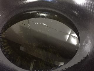 14、香酥滑嫩的小酥肉,锅里放油烧至7成热