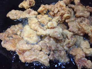 17、香酥滑嫩的小酥肉,油温升高再下油锅复炸一遍快速捞出，不要过久保证外脆里嫩的口感