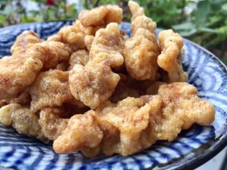 18、香酥滑嫩的小酥肉,用吸油纸吸干装盘即可享用，一点也不比饭店差哦～～