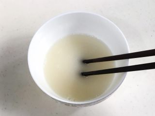 1、粽子表情包馒头,酵母加入牛奶中搅拌均匀。