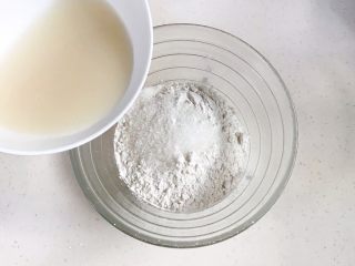 2、粽子表情包馒头,面粉、细砂糖和油放入碗里。
