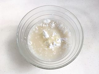 3、粽子表情包馒头,液体倒入粉类中。