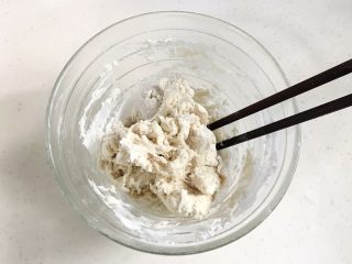 4、粽子表情包馒头,用筷子搅拌成棉絮状。