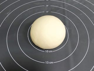 5、粽子表情包馒头,把面团揉至光滑，切开面团是没有气孔的，就说明揉到位了。
