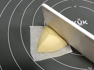 7、粽子表情包馒头,用刮板辅助倾斜按压，手和刮板一起成角度挤压，整成三角形。