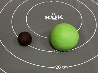 9、粽子表情包馒头,把5克的小面团加可可粉（竹炭粉）揉匀，35克的面团加抹茶粉和少许绿色色素揉匀。没有绿色色素可直接用抹茶粉或菠菜粉。