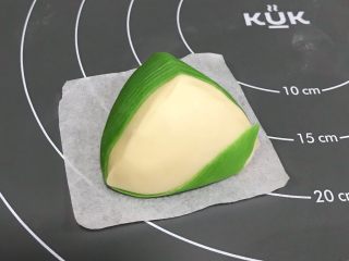 11、粽子表情包馒头,把粽叶从前面往底面绕到顶部上，接着继续往下面。
