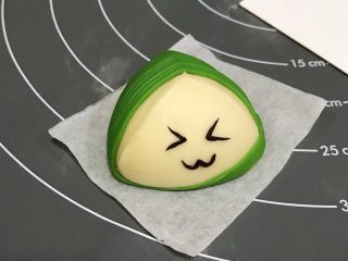 12、粽子表情包馒头,取深棕色小面团，做出粽子馒头的表情。