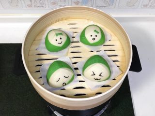 13、粽子表情包馒头,四个粽子表情馒头完成后，放入蒸笼，锅中倒入适量的清水，待馒头发酵至1.5倍大，大火烧开，蒸10分钟。