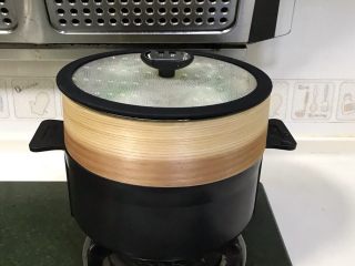 14、粽子表情包馒头,蒸好之后关火，焖5分钟后再开盖，以免出现皱皮回缩。