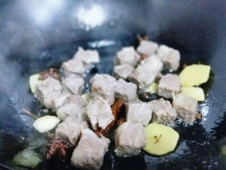 6、做年货＋养生-增强免疫力的牛肉萝卜煲,再加入焯过水的牛肉粒煸炒。