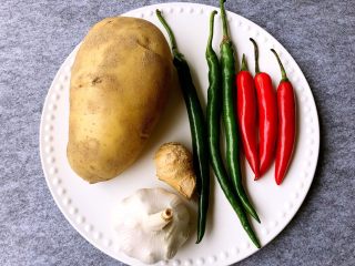 2、大盘鸡,土豆450g，青红椒各3个，蒜头30g，生姜20g