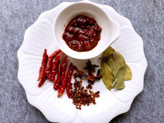 3、大盘鸡,郫县豆瓣酱50g，干辣椒8g，花椒5g，八角3g，香叶2g