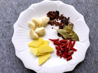 6、大盘鸡,干辣椒剪成小段，用热水泡软，泡好后沥水，蒜头去皮拍扁，生姜去皮切片，花椒八角香叶清洗干净待用