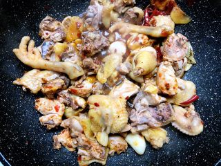 11、大盘鸡,加入鸡肉翻炒3分钟