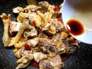 13、大盘鸡,加入15g料酒翻炒2分钟，不用盖盖子，让酒挥发掉酒味