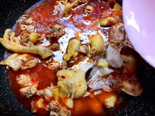 14、大盘鸡,倒入冷水，水以盖过鸡肉为准，大火烧开煮5分钟