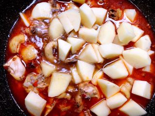 15、大盘鸡,加入土豆块煮3分钟