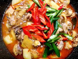 17、大盘鸡,放入青红椒翻炒至熟