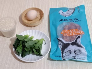 1、懒人煲仔饭--电饭煲版,准备食材: 大米的量可以根据胃口增减！