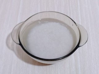 2、懒人煲仔饭--电饭煲版,将大米淘洗干净！冷水泡15分钟！