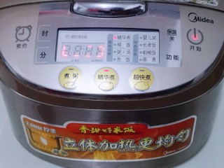 4、懒人煲仔饭--电饭煲版,将电饭煲内胆放入电饭煲中，启动精华煮饭模式，将米煮8分熟，可以根据自家电饭煲功能煮饭！没有特殊要求！