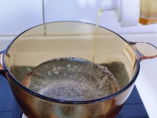 7、懒人煲仔饭--电饭煲版,锅中加入纯净水，烧开，加入少量食用油。