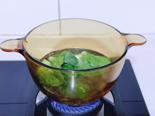 8、懒人煲仔饭--电饭煲版,将洗干净的菜心加入沸水锅中，焯水约30秒，捞出立即过冷水！