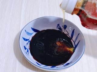 9、懒人煲仔饭--电饭煲版,调味汁: 生抽，蚝油，芝麻油，凉开水。